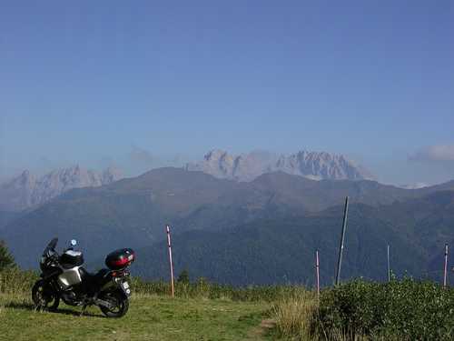  Monte Zoncolan, vrcholová planina – v masíve v pozadí rozoznať priebeh Panoramiky delle Vette